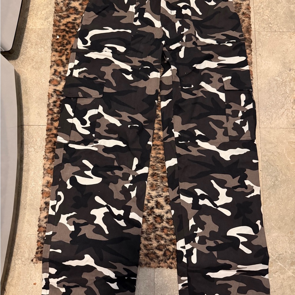 Women’s Camo Cargo Pants - Black/Grey/White size large NEW